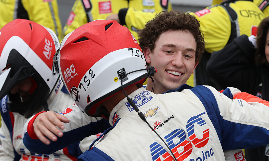 Matheus Leist post-race hug IGP